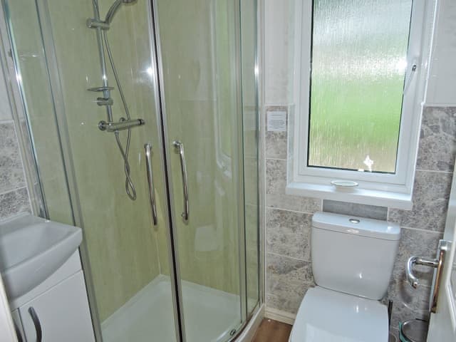 En-suite shower room | Windermere Lodge,