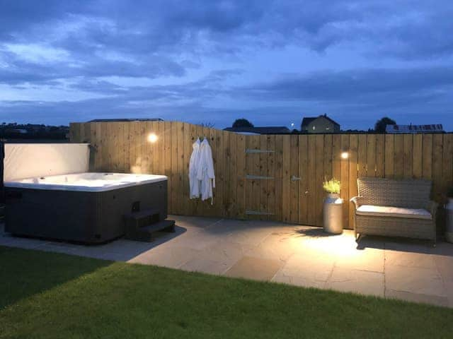 Hot tub | The Old Dairy - Ryehills Farm, Pickering