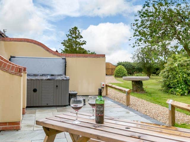 Hot tub | Millstone Barn - Windmill Barns, Heapham, near Gainsborough