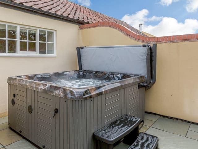 Hot tub | Millstone Barn - Windmill Barns, Heapham, near Gainsborough