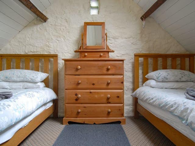 Twin bedroom | Nightingale Cottage - Leashaw Farm, Whatstandwell, near Matlock