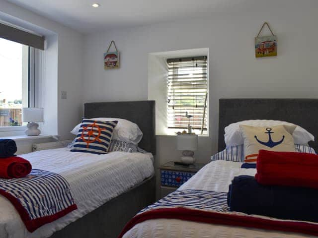 Twin bedroom | Apple Barn Cottage, Brixham