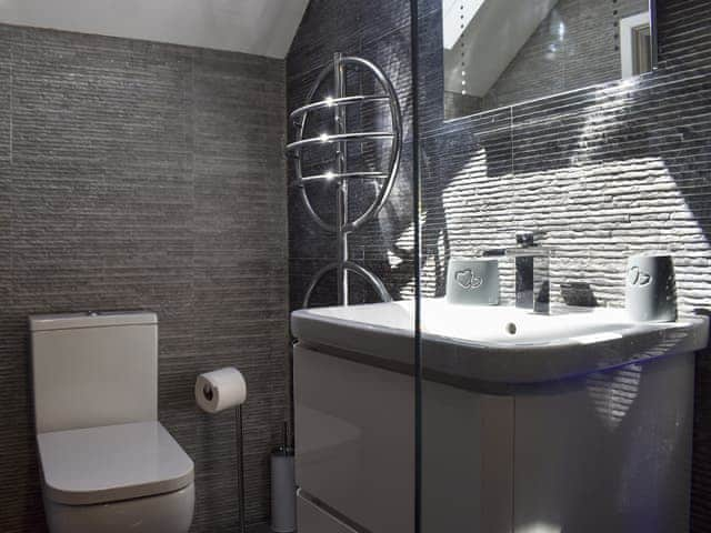 Shower room | Apple Barn Cottage, Brixham