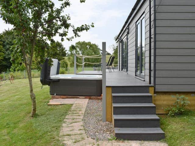 Hot tub | Jacks Shepherd Hut - Ponsford Ponds, Knowle, near Cullompton