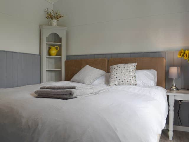 Double bedroom | Jacks Shepherd Hut - Ponsford Ponds, Knowle, near Cullompton