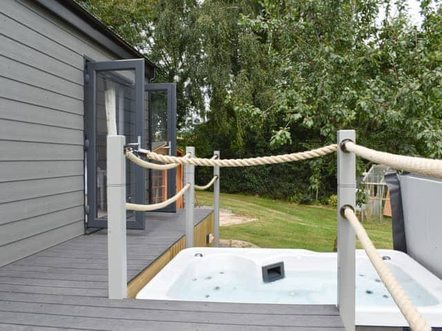 Hot tub | Jacks Shepherd Hut - Ponsford Ponds, Knowle, near Cullompton