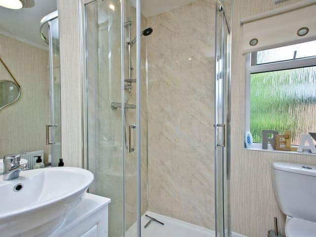 En-suite | Forest Glade Lodge, Lanlivery