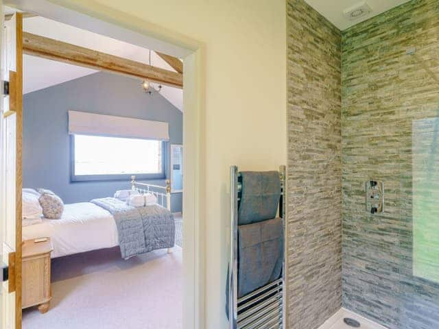 En-suite | 1 The Pheasant - Ilsley Farm Barns, East Ilsley, near Newbury