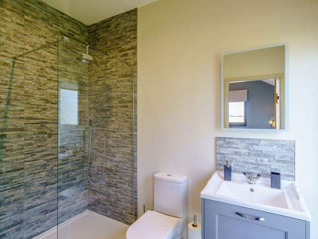 En-suite | 1 The Pheasant - Ilsley Farm Barns, East Ilsley, near Newbury