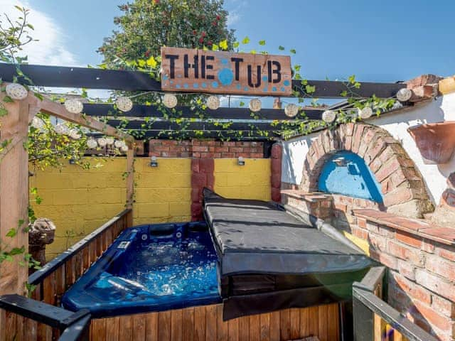 Hot tub | Peartree Cottage - Tufty&rsquo;s, Skegness