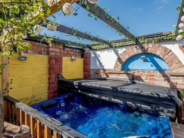 Hot tub | Peartree Cottage - Tufty&rsquo;s, Skegness