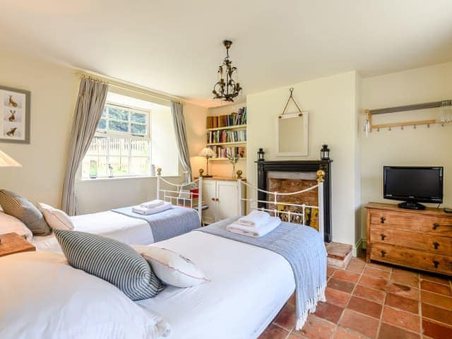 Twin bedroom | Ivy Cottage, Ingoldisthorpe