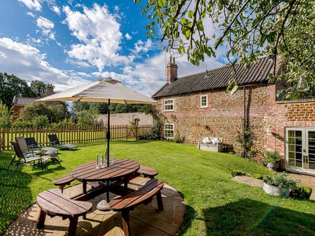 Sitting-out-area | Ivy Cottage, Ingoldisthorpe