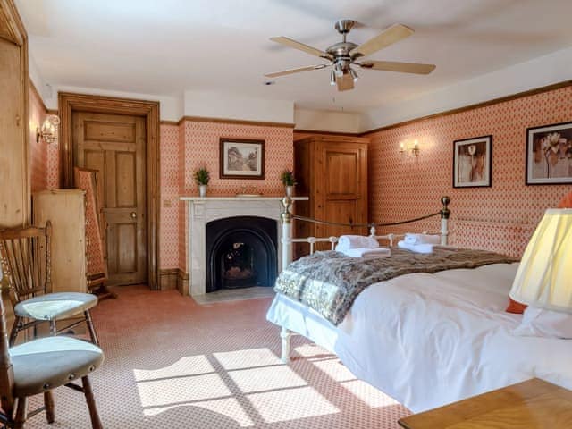 Double bedroom | Psalter Farmhouse, Skendleby Psalter, near Alford