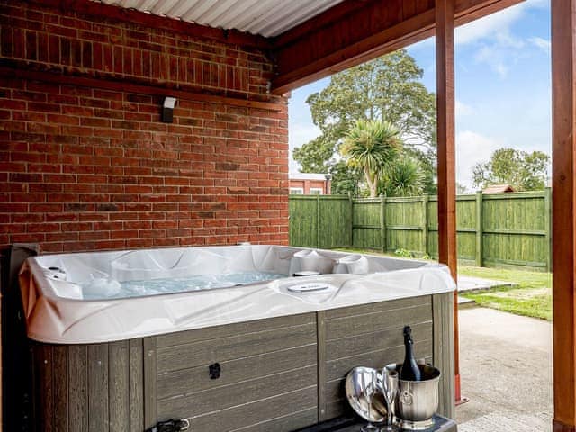 Hot tub | Poppy Cottage, West Ashby, near Horncastle