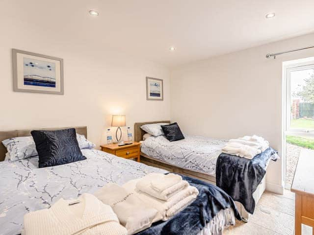 Twin bedroom | Poppy Cottage, West Ashby, near Horncastle