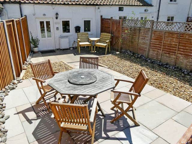 Sitting-out-area | Jenny&rsquo;s Cottage, Mundesley