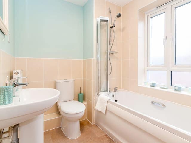 Bathroom | Westside Apartment 4, Basingstoke