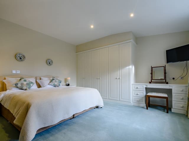 Double bedroom | Coach House Cottage, Wotton-under-Edge 
