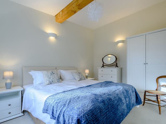 Double bedroom | Coach House Cottage, Wotton-under-Edge 