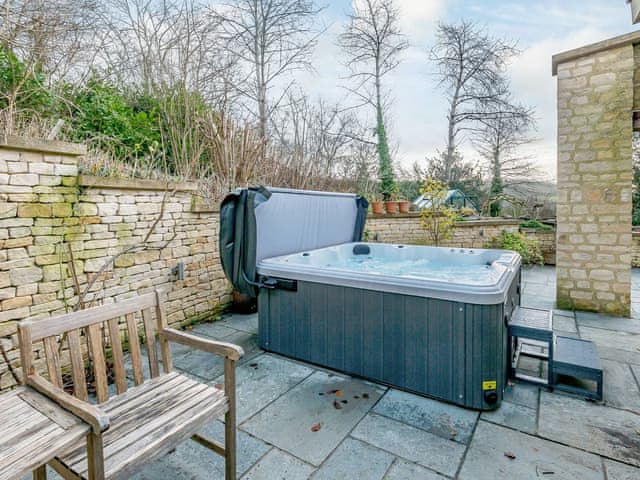 Hot tub | Coach House Cottage, Wotton-under-Edge 