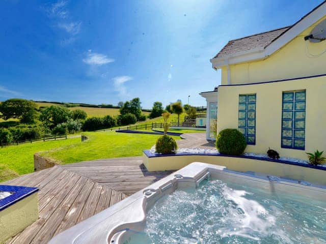 Hot tub | Pentire, Holbeton, near Ivybridge