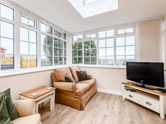 Light and airy sunroom | White Oak Cottage, Hagworthingham, near Horncastle