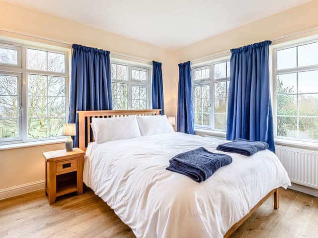 Relaxing double bedroom | White Oak Cottage, Hagworthingham, near Horncastle