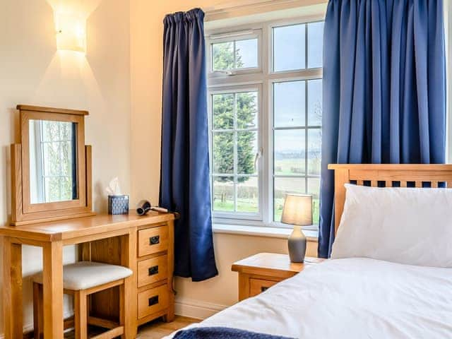 Stylish double bedroom | White Oak Cottage, Hagworthingham, near Horncastle