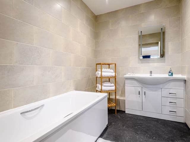 Family bathroom | White Oak Cottage, Hagworthingham, near Horncastle