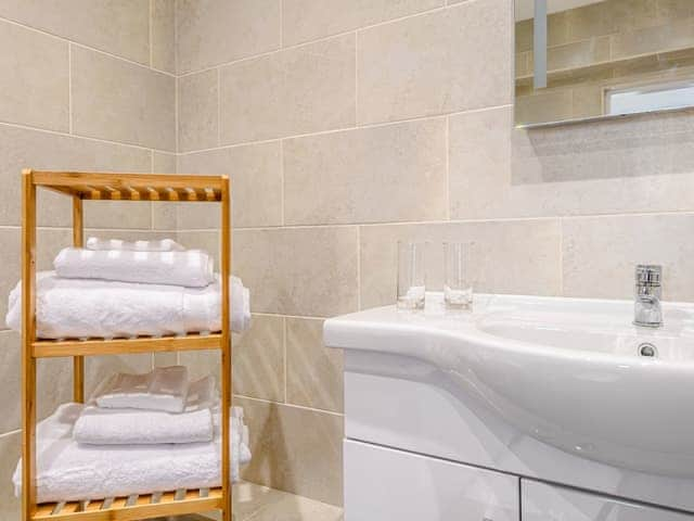 Modern bathroom | White Oak Cottage, Hagworthingham, near Horncastle