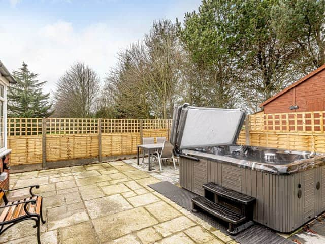 Luxurious hot tub on paved patio | White Oak Cottage, Hagworthingham, near Horncastle