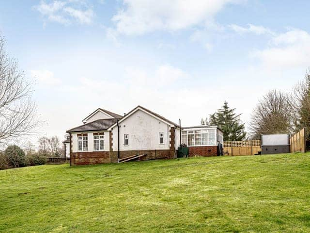 Lawned garden area | White Oak Cottage, Hagworthingham, near Horncastle