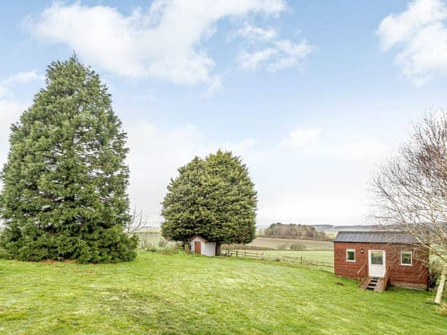 Spacious garden area | White Oak Cottage, Hagworthingham, near Horncastle