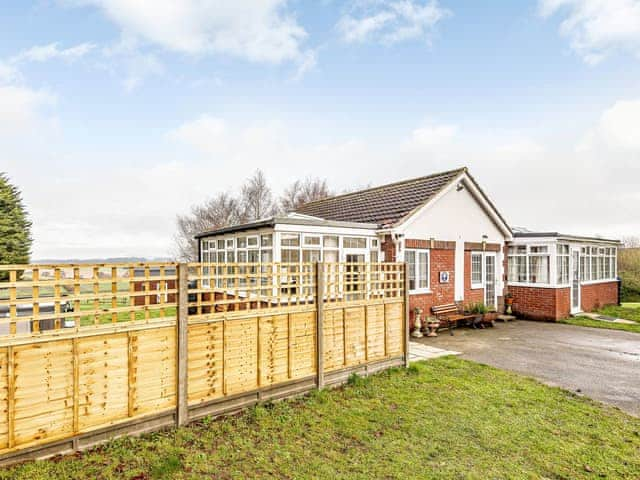 Charming holiday home | White Oak Cottage, Hagworthingham, near Horncastle