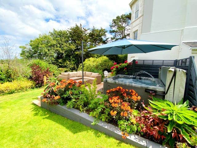 Hot tub | The Townhouse at Muntham - Muntham Holiday Apartments, Torquay