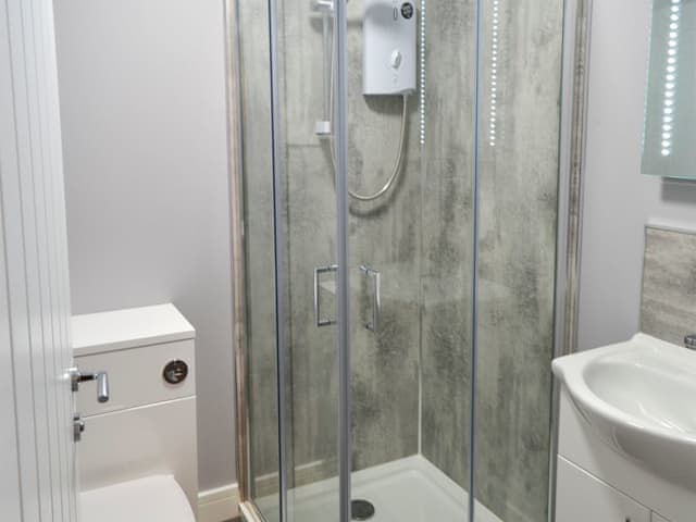 Shower room | The Dunes - Regency Apartments, Great Yarmouth