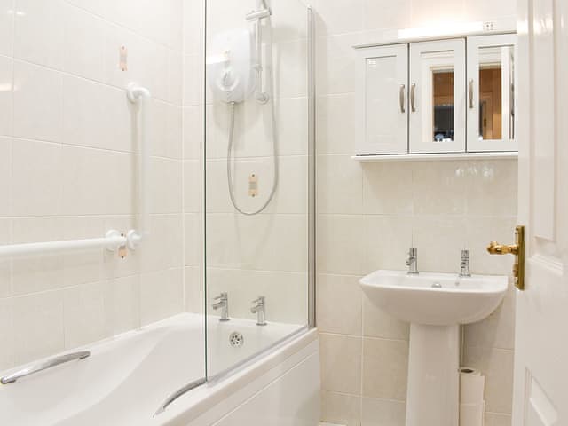 Bathroom | Kia Ora Cottage, Seahouses