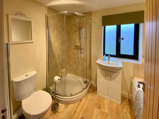 En-suite | Moor Farm Lodge, Foxley, near Dereham