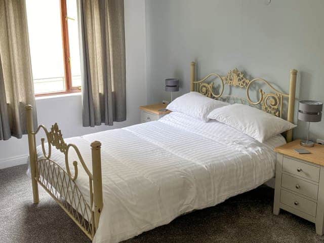 Double bedroom | Riverbank - Rosecraddoc Manor, Near Liskeard