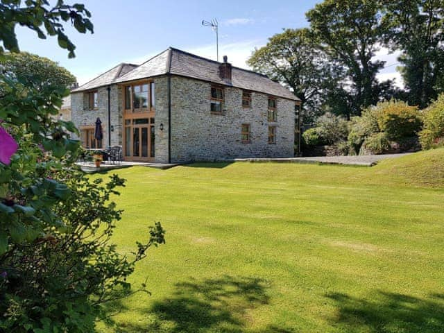 Polmear Barn, sleeps 12 in Camelford.