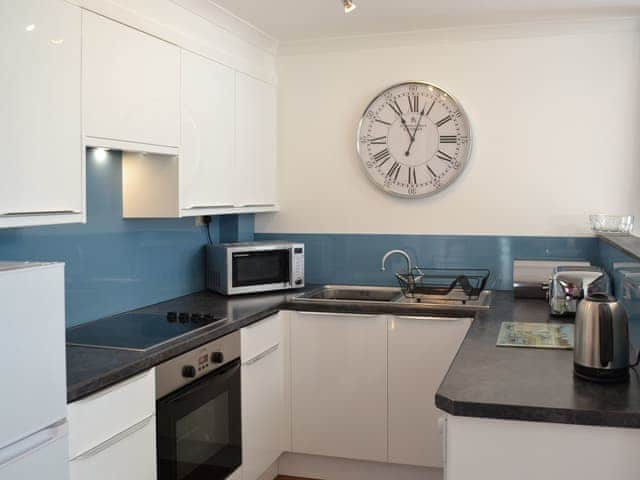 Well-equipped fitted kitchen | Sunny Skies - Little Crugwallins, St Austell