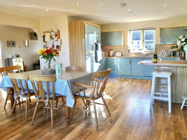 Morning sun floods the spacious kitchen | The Owl House, Bishops Waltham