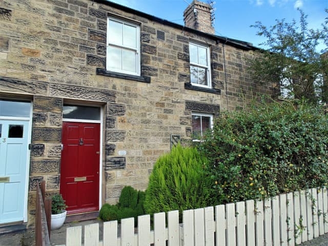 Mid-terraced victorian stone-built cottage | Oswin Cottage, Alnwick