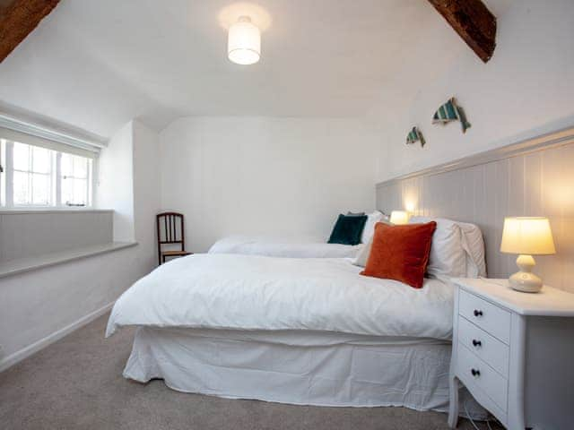 Twin bedroom | The Old Farmhouse, Burridge