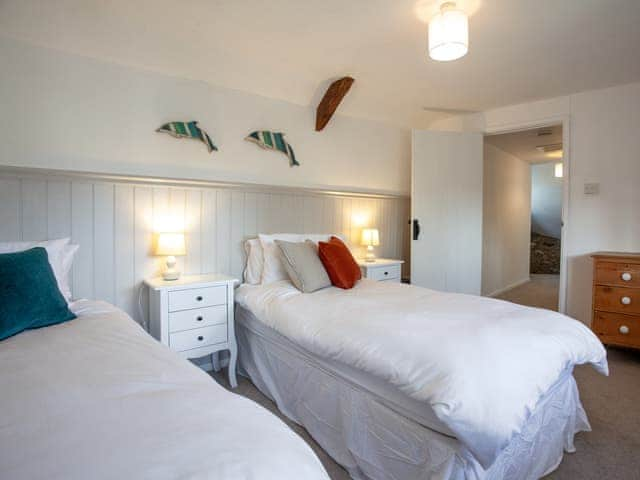 Twin bedroom | The Old Farmhouse, Burridge