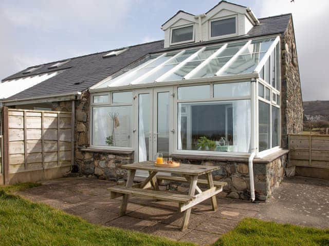 Exterior | Hayloft - Bach Wen Cottages, Clynnog Fawr