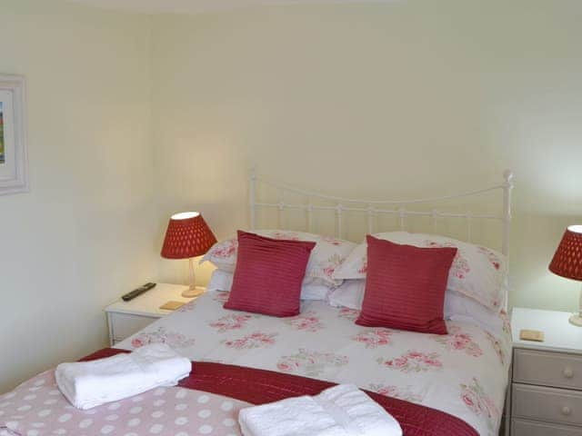 Double bedroom | Hollyhock Cottage - Blakeney Quayside Cottages, Blakeney, near Holt