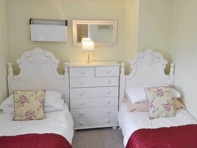 Twin bedroom | Hollyhock Cottage - Blakeney Quayside Cottages, Blakeney, near Holt