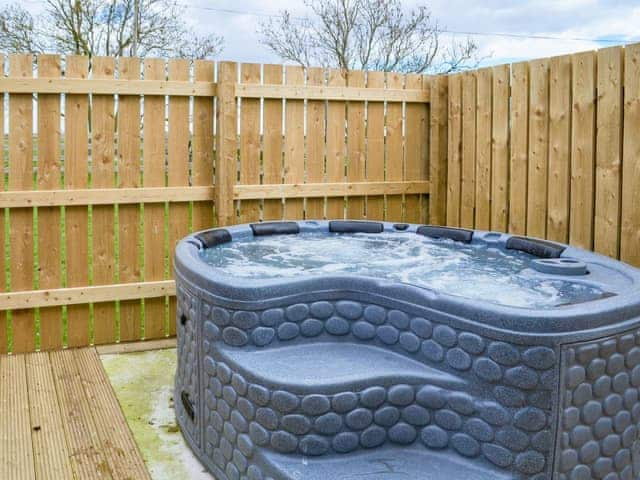 Hot tub | Oxley Cottage, Habertoft